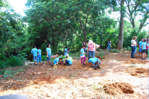 Projeto de recuperação do Córrego Santa Fé: plantio em 2011 (Acervo CDCC-USP)