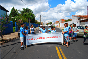 Atividade de recuperação da nascente do Córrego do Mineirinho - E.E. Bento da Silva Cesar em 2011 (Acervo CDCC-USP)