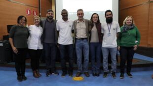 Membros da CIPA Gestão 2022/2023 posam para foto com o professor Ricardo Teixeira ao final da palestra.