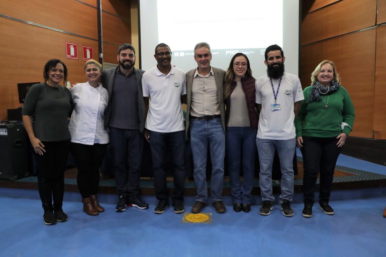 Membros da CIPA Gestão 2022/2023 posam para foto com o professor Ricardo Teixeira ao final da palestra.