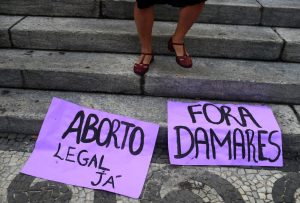 Read more about the article (Português do Brasil) A criminalização do aborto no Brasil resulta em discriminação e violações do direito a um julgamento justo
