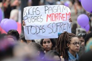 Read more about the article (Português do Brasil) Processos contra mulheres que fazem aborto têm provas frágeis e preconceito
