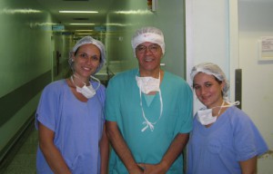 Fig. 6 - Professor Orlando e as enfermeiras coordenadoras do Grupo de Transplante de Fígado: Luciana à direita e Ana Rafaela à esquerda