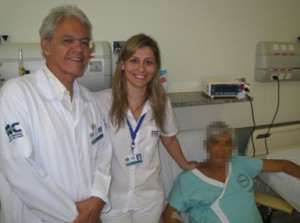 Figura 4- Enfermeira Fabiana Murad Rossin entre o Prof.Orlando e o 100° paciente transplantado