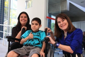 O garoto Andrey tem distrofia muscular e recebe atendimento do Centro de Pesquisa sobre o Genoma Humano e Células-Tronco. Ao lado, Natássia Vieira e Mayana Zatz
