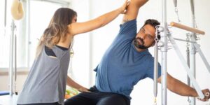 homem de meia idade fazendo pilates