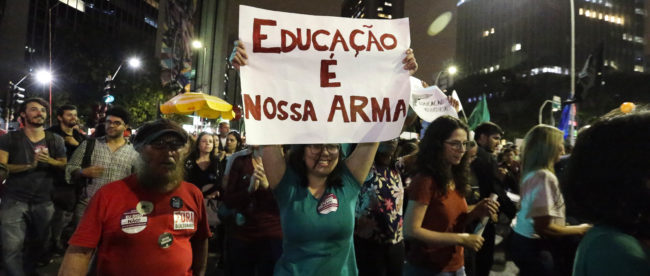 Reg. 184-19 Passeata contra os cortes na educação. Concentraç