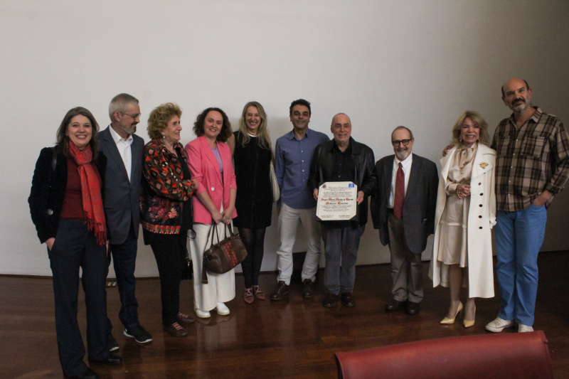 Professores do Departamento de Sociologia junto com Miceli - Foto: Beatriz Alves/Assessoria de Imprensa FFLCH-USP