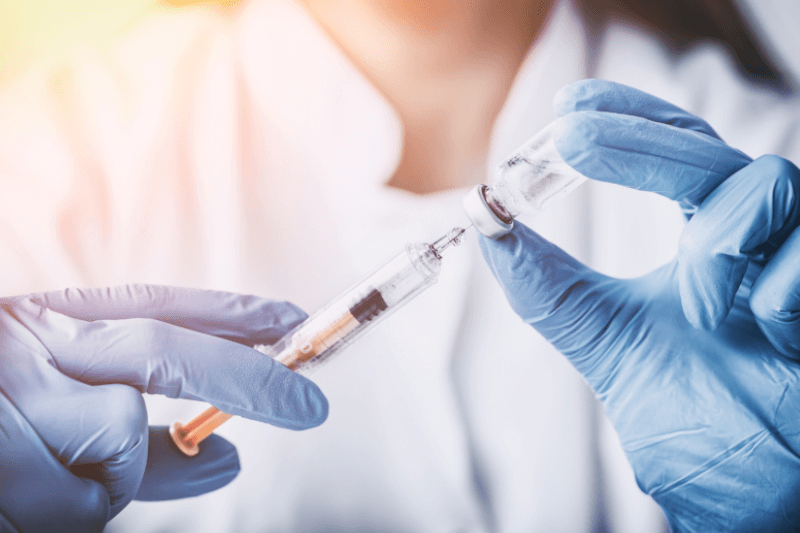 Alergia a componente nem sempre contraindica vacina, explica especialista