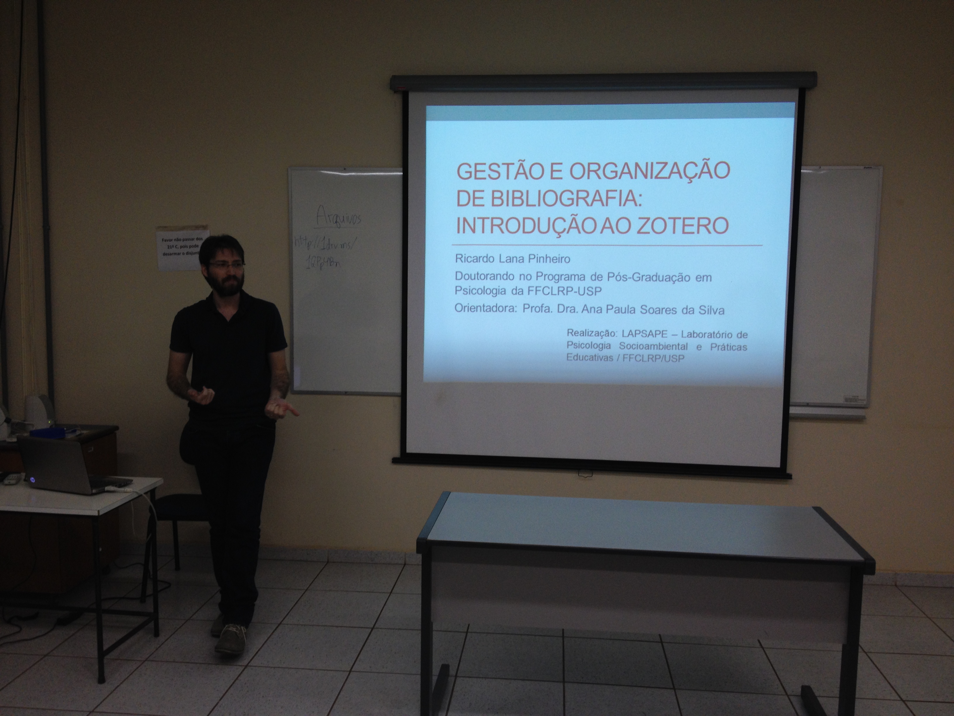 O doutorando Ricardo Lana realiza treinamento do LAPSAPE no uso do Zootero
