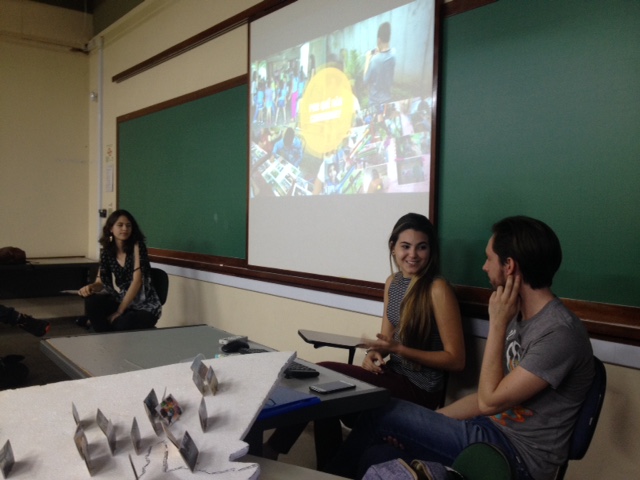 Amanda Martins, Bianca Macedo e Gabriel Pássaro apresentam projeto desenvolvido em Bonfim Paulista, aos alunos de 2017.