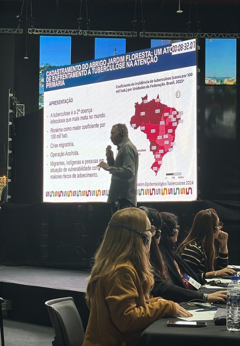 Legenda: Apresentação da temática “Cadastramento do Abrigo Jardim Floresta: um ato de enfrentamento à tuberculose na atenção primária”.