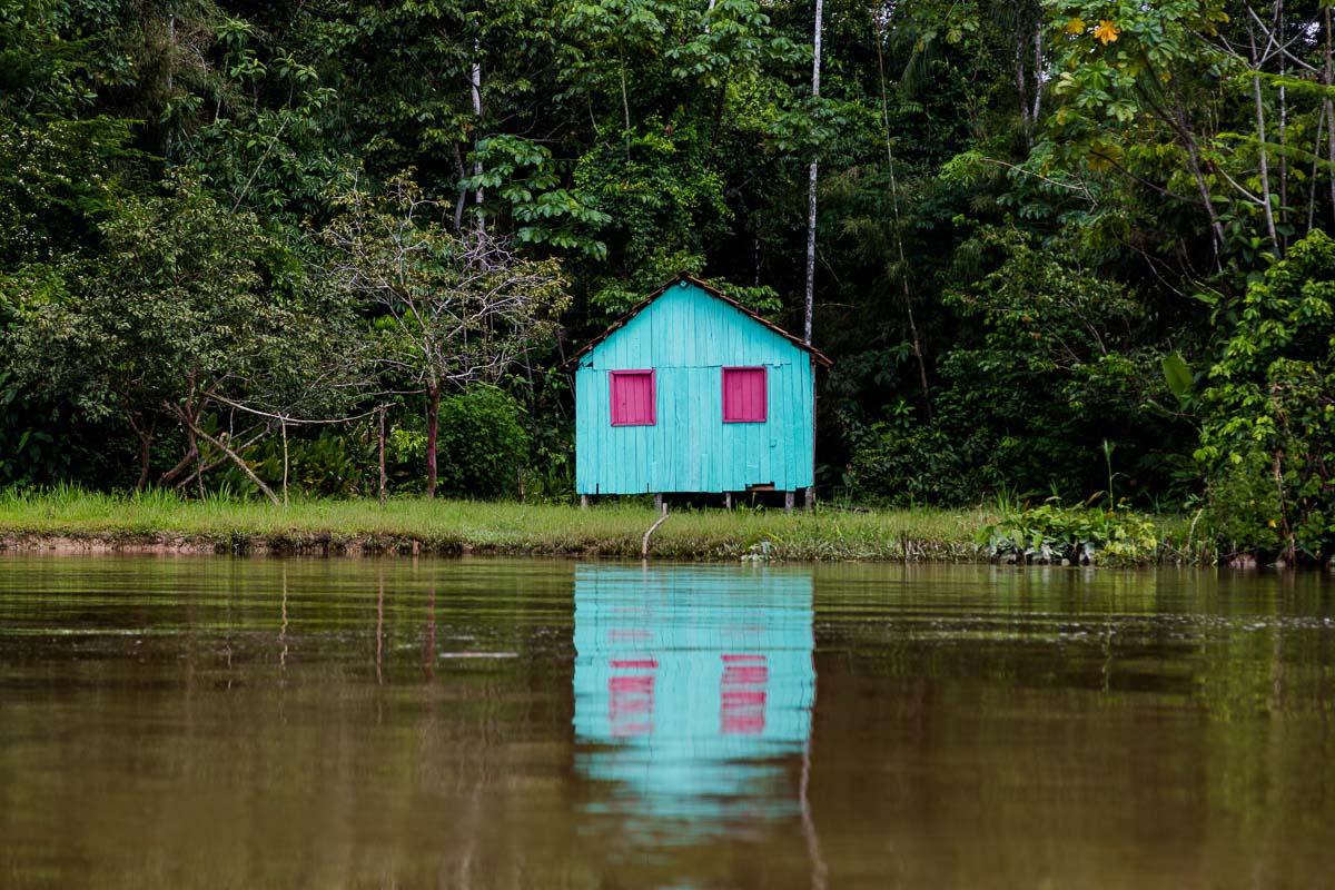 Casa nas margens do Rio Moa, Mâncio Lima, Acre, Brasil. Foto:  Alessandra Fratus. Rio Azul, 2016.