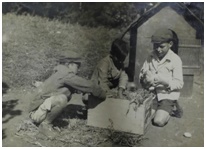 Avicultura, preparo de ninho para incubação natural, 1934.
Fonte: INSTITUTO BUTANTAN. Núcleo de Documentação do Instituto Butantan. Acervo Grupo Escolar Rural.
