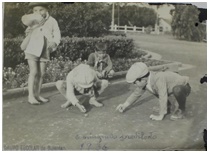 Alunos jogando gude, 1936.
Fonte: INSTITUTO BUTANTAN. Núcleo de Documentação do Instituto Butantan. Acervo Grupo Escolar Rural.