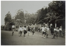Alunas pulando corda, 1937.
Fonte: INSTITUTO BUTANTAN. Núcleo de Documentação do Instituto Butantan. Acervo Grupo Escolar Rural.