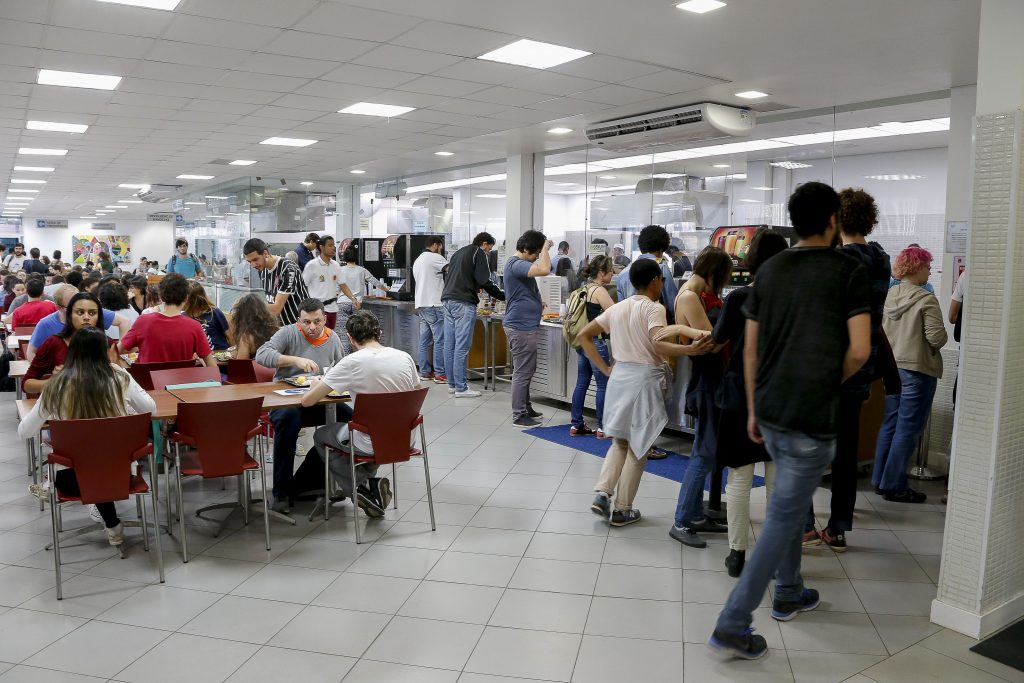 Pessoas se servindo e comendo no Restaurante Central do Campus Butantã da USP.